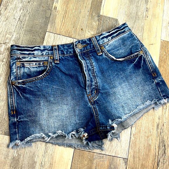 Free People blue Jean shorts size W27 5 button Denim cut off FP 11” rise - Picture 1 of 11